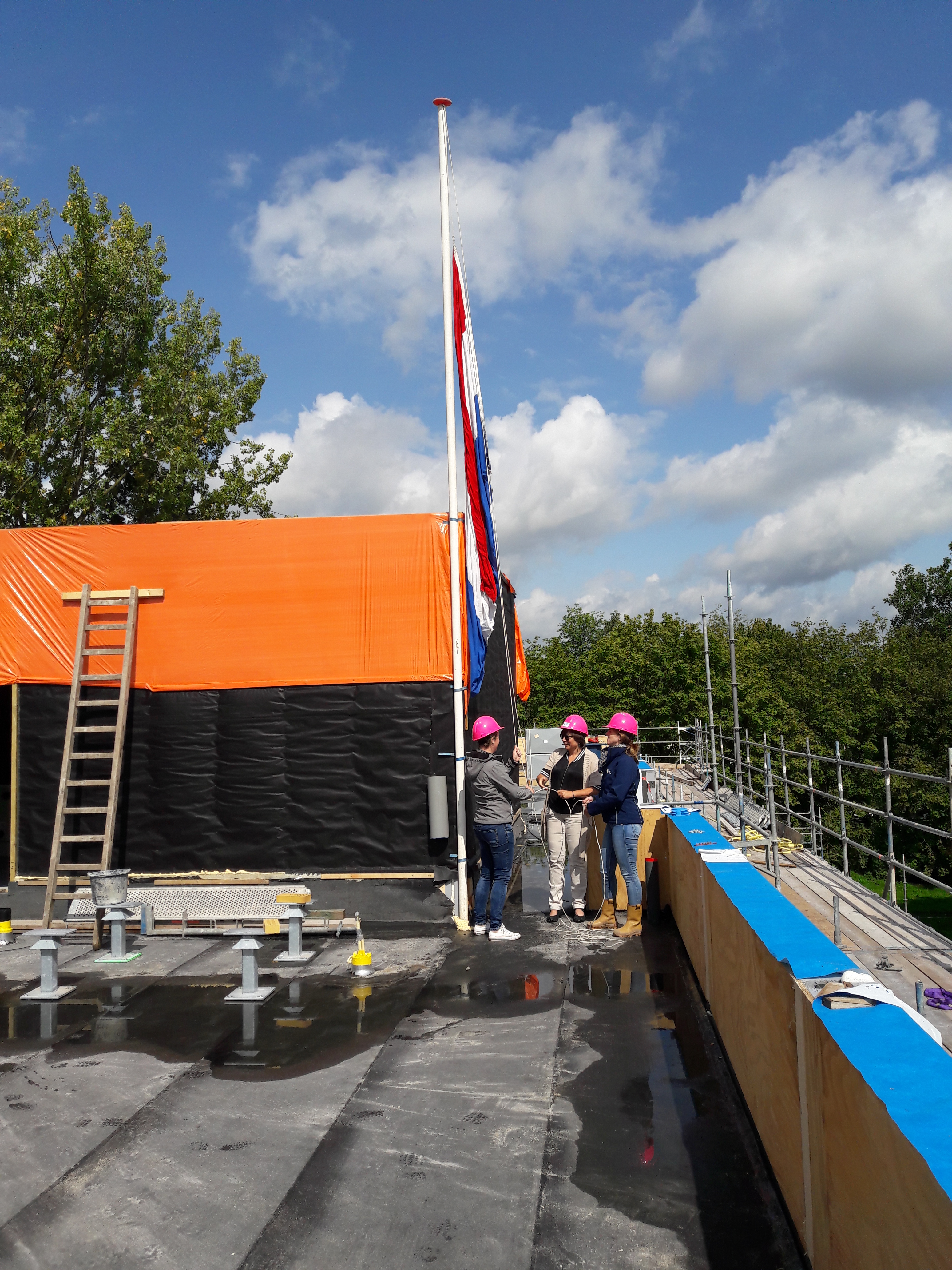 Vlagviering eerste woongebouw SMO Traverse Tilburg
