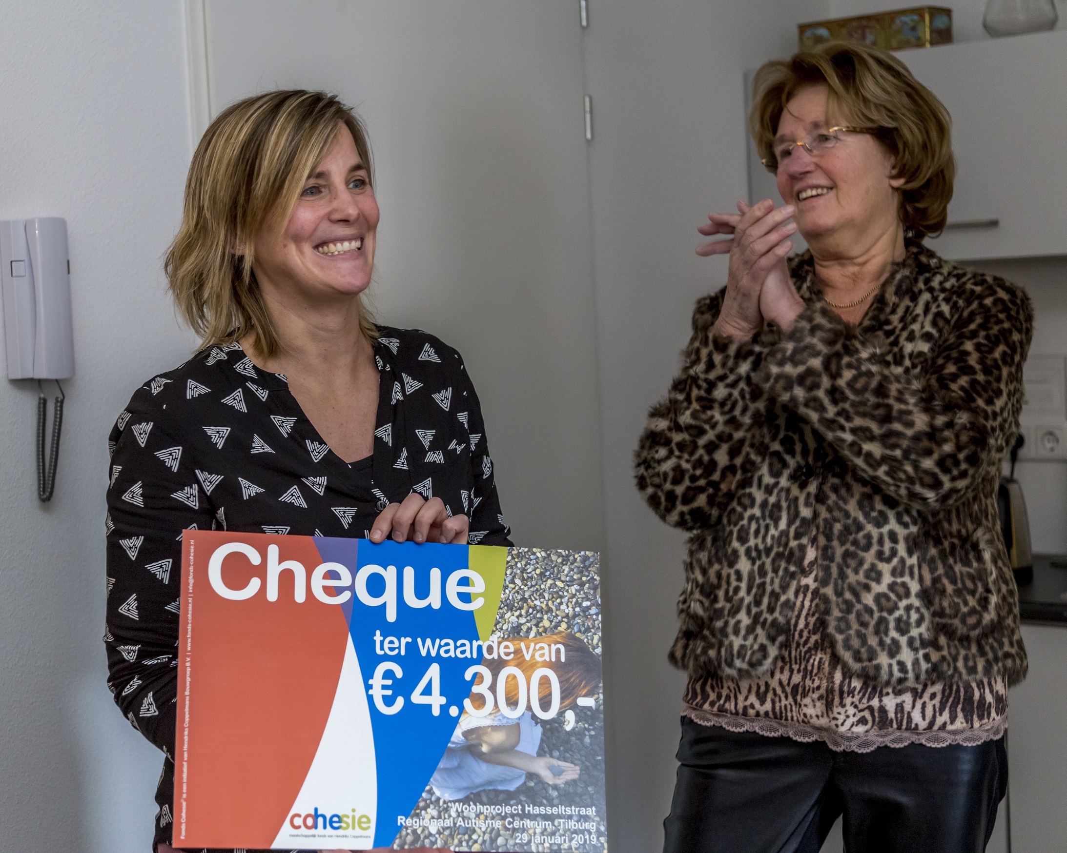 Cindy van de Sanden (Woonproject Hasseltstraat) ontvangt cheque van Els Aarts-Engbers