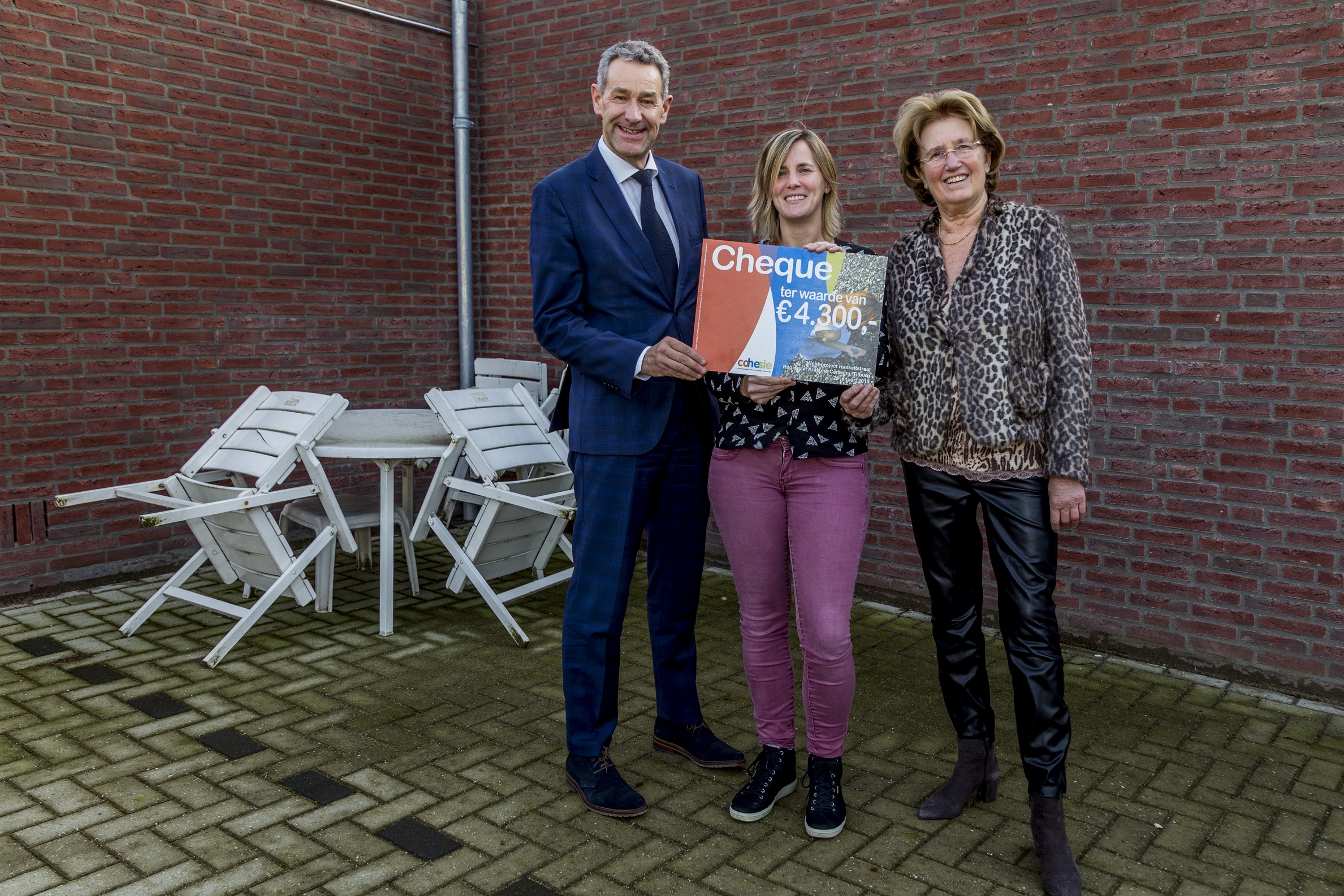 Bart Hendriks, Cindy van de Sanden, Els Aarts-Engbers, chequeoverhandiging Woonproject Hasseltstraat