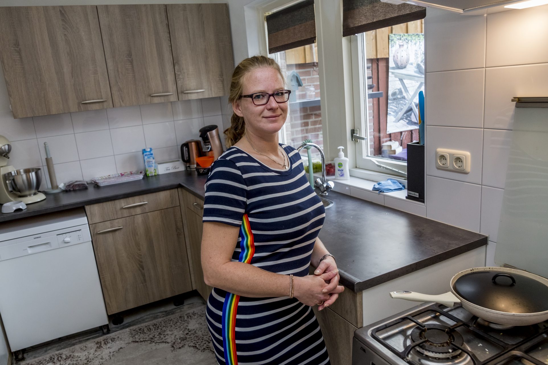 Jet van de Riet (34) en haar dochter Britt (15), Sint-Oedenrode. Planmatig onderhoud aan een groot aantal woningen, gerealiseerd in opdracht van corporatie Woonmeij. Serviceteam Schijndel vernieuwt daar de keuken, badkamer en het toilet. Samen met de bewoners stemmen we de planning af.