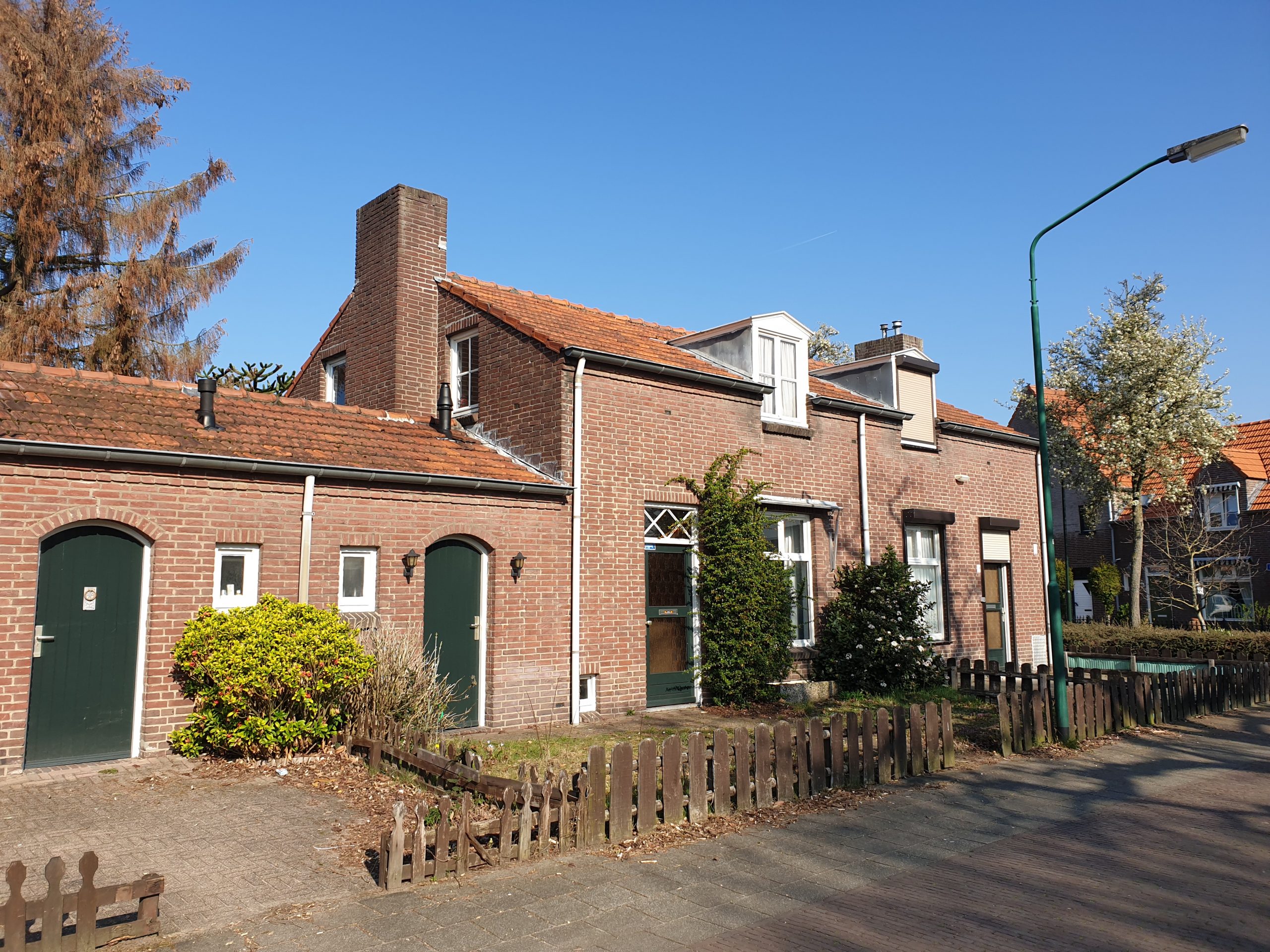 Deze oude woningen aan de Michiel de Ruijterstraat in Waalre verdwijnen en dienen als oogstplek voor herbruikbare grondstoffen.