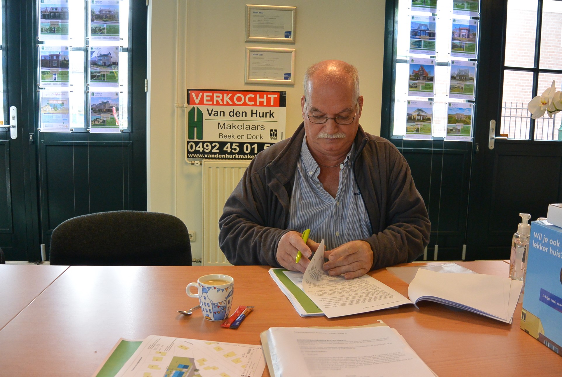 Ondertekening koopcontract eerste bouwkavel 't Veldje, Boerdonk