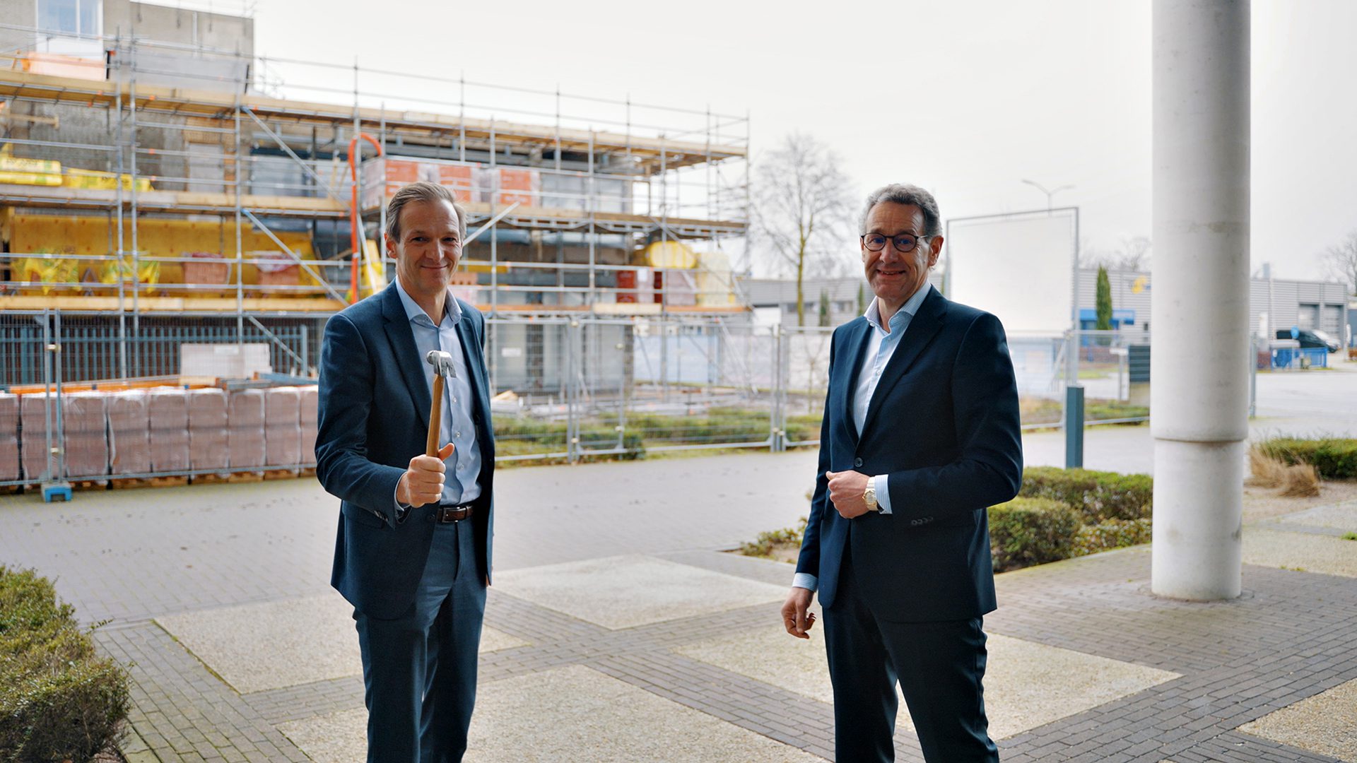 Bart draagt de MT-voorzittershamer over aan Wim van Wanrooij (directeur Strategie van Hendriks Bouw en Ontwikkeling)