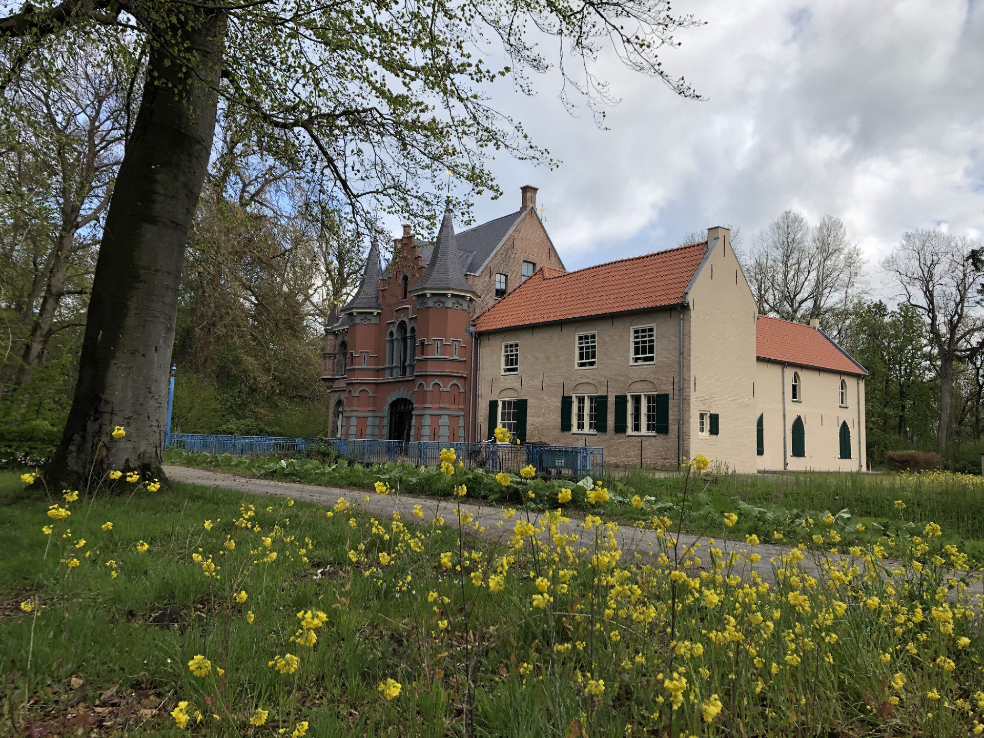 Het gerenoveerde Kasteel d'Oultremont vormt het cultuur-historische hart van het bosrijke Landgoed Steenenburg